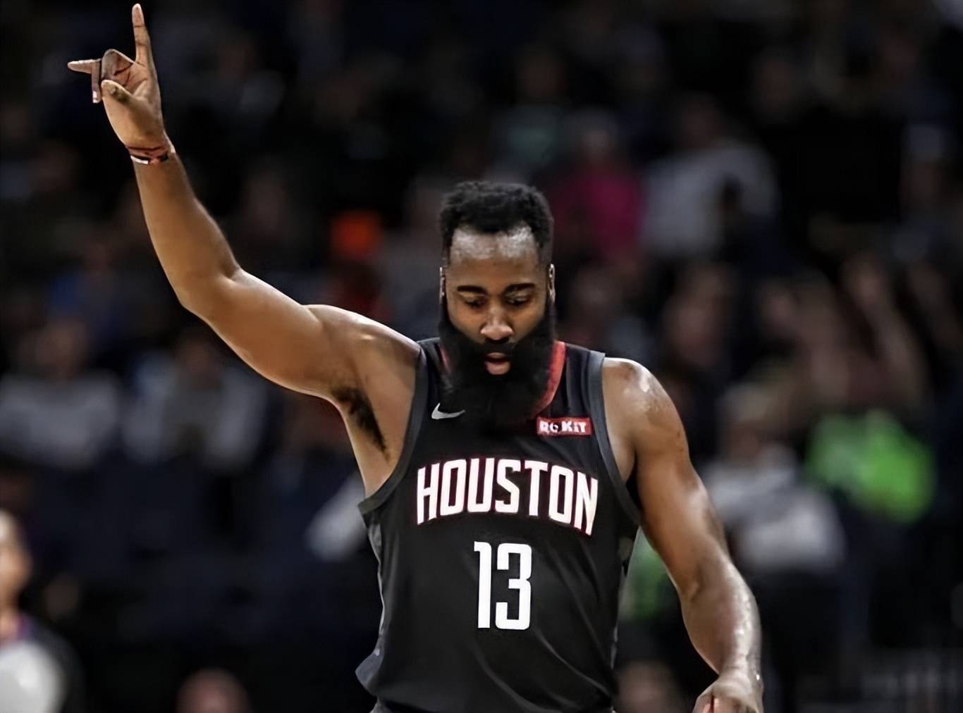 造杀伤！拉拉维亚强攻造成埃奇库姆犯规 随后2罚1中（拉拉维亚强突造埃奇库姆犯规，罚球线2罚中1）