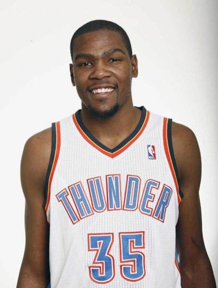 篮球运动员本西的挑战：背部神经问题影响跳跃能力（背部神经问题拖累弹跳能力，篮球运动员本西正面临考验）