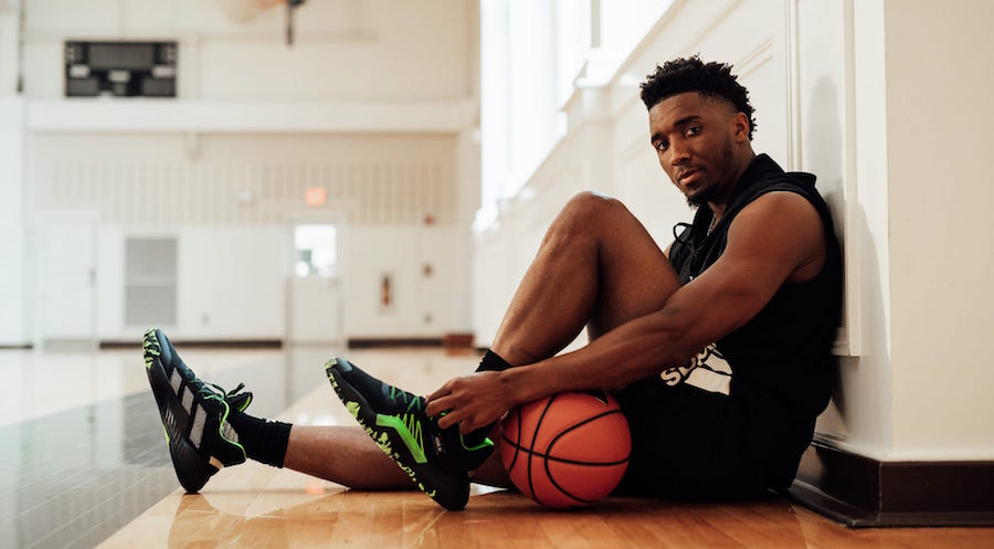 沙漠之鹰！贝林厄姆社媒晒沙特度假之行与雄鹰合影（贝林厄姆沙特度假：社媒晒与雄鹰同框，尽享沙漠风情）