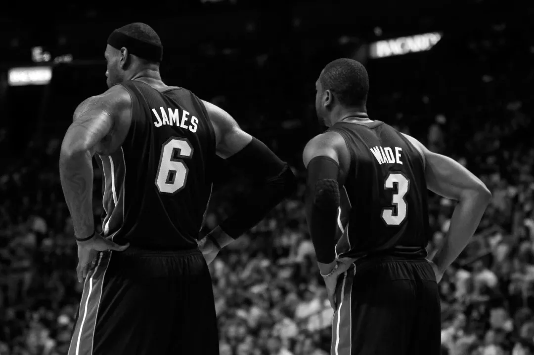 冲击力十足！阿门汤普森26+7集锦：19中12送空接暴扣打爆湖人（爆发力拉满！阿门汤普森26分7板高能集锦：19投12中空接暴扣，碾压湖人）