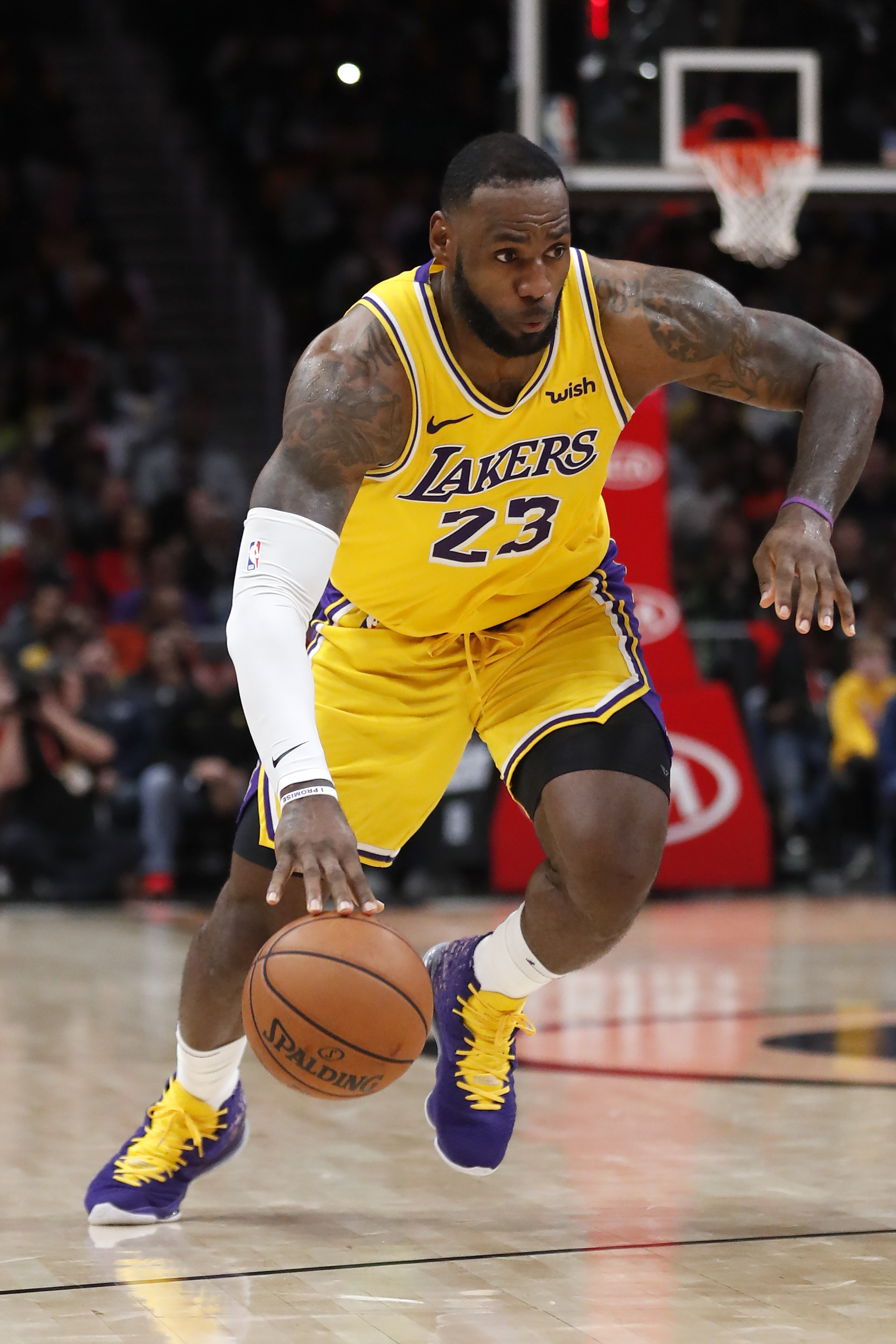 前喀麦隆主帅：埃托奥认为自己最帅，不用奥纳纳是怕球员对抗（前喀麦隆主帅称：埃托奥自认最帅，弃用奥纳纳为避队内对抗）