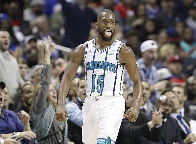 小孔塞桑被换下情绪激动不是因为斯帕莱蒂，是因摄影师险些绊倒他（小孔塞桑被换下情绪激动，非因斯帕莱蒂，而因摄影师差点绊倒他）