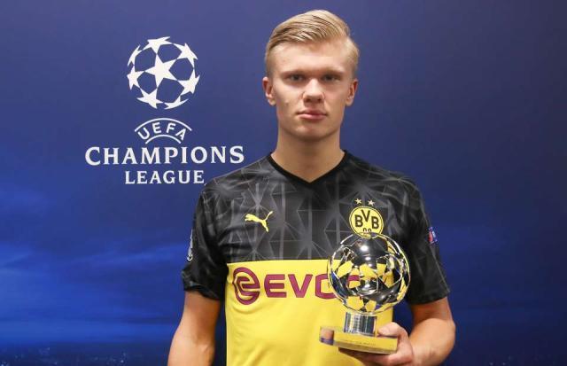 马赫雷斯和知名说唱歌手一同出镜，展示阿尔及利亚队新球衣（马赫雷斯携知名说唱歌手亮相，发布阿尔及利亚队新战袍）