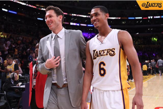 进球有错论! 姆巴佩83场73球，年度59球追平C罗，被吐槽伤害皇马（进球也有错？姆巴佩83战73球、年度59球追平C罗，却遭吐槽伤害皇马）