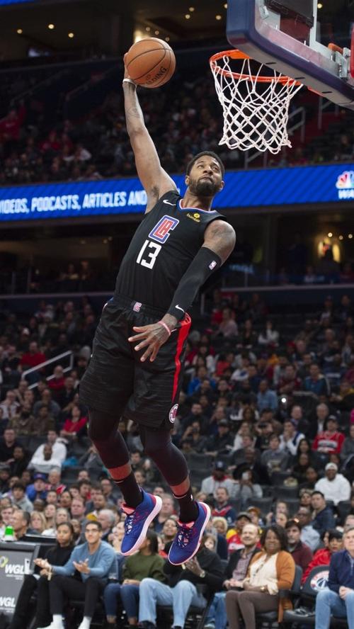 AL晒和拜仁跨界联动：老板菲菲和拜仁名宿皮萨罗交换队服（AL携手拜仁跨界互动：老板菲菲与名宿皮萨罗互换球衣）