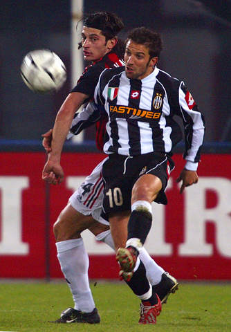 莱奥：我正在学习踢中锋，球队在场内场外都在帮助我（莱奥：正适应中锋角色，球队在场内外都在支持我）