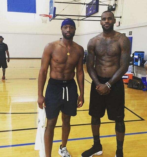 起伏太大！凤凰首节36分&第二节仅得12分，半场落后4分（凤凰状态过山车：首节36分、次节仅12分，半场落后4分）