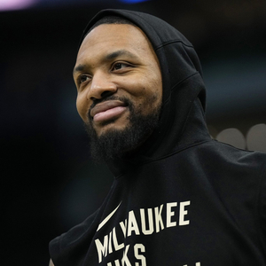 泰州举办“苏超泰州英雄大会”，市民夹道欢迎泰州队将士凯旋（泰州举办苏超英雄盛会 市民夹道热迎泰州队凯旋）